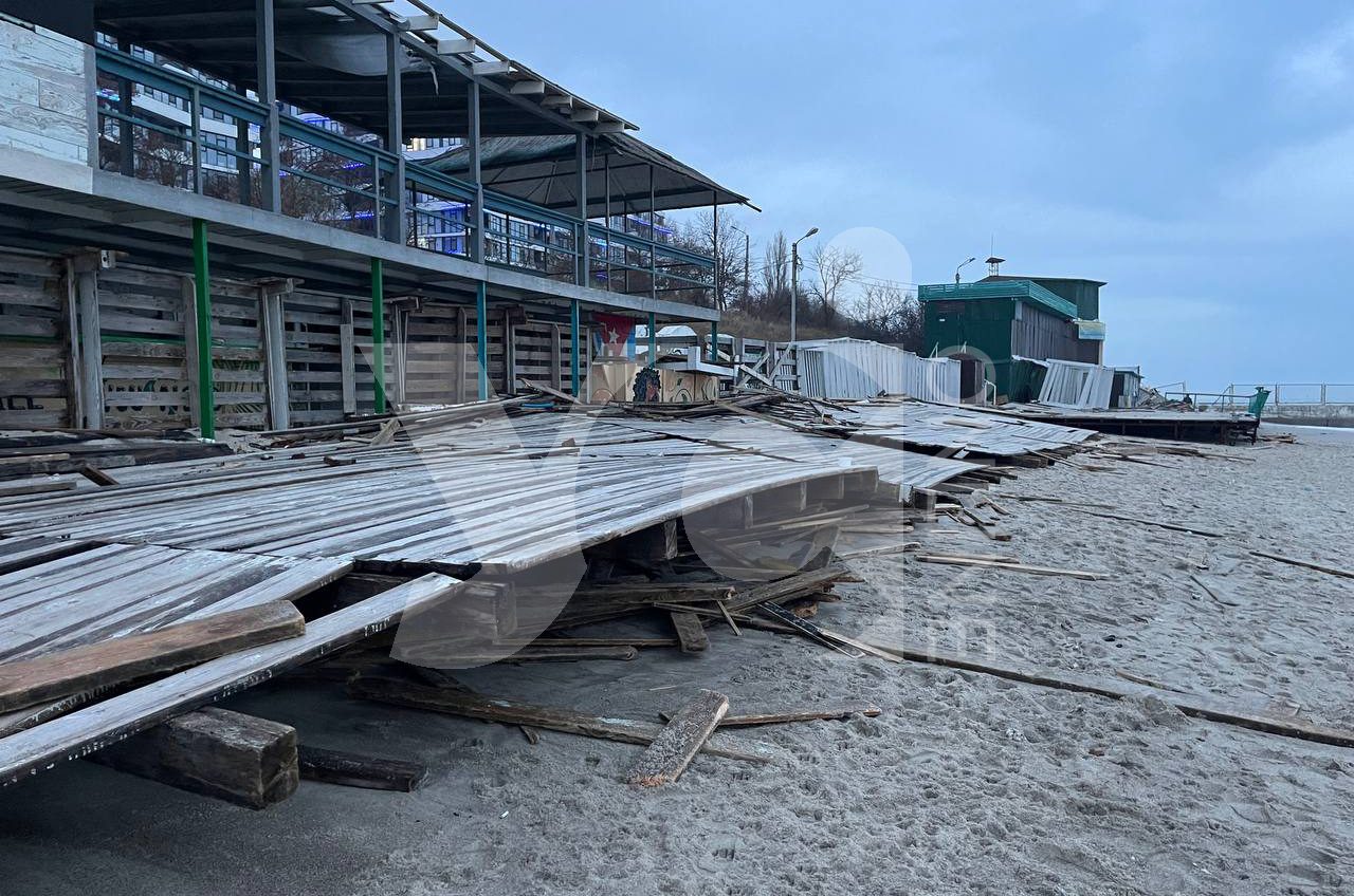 В Одесі на набережній шторм зруйнував дерев’яний настил (фото) «фото»
