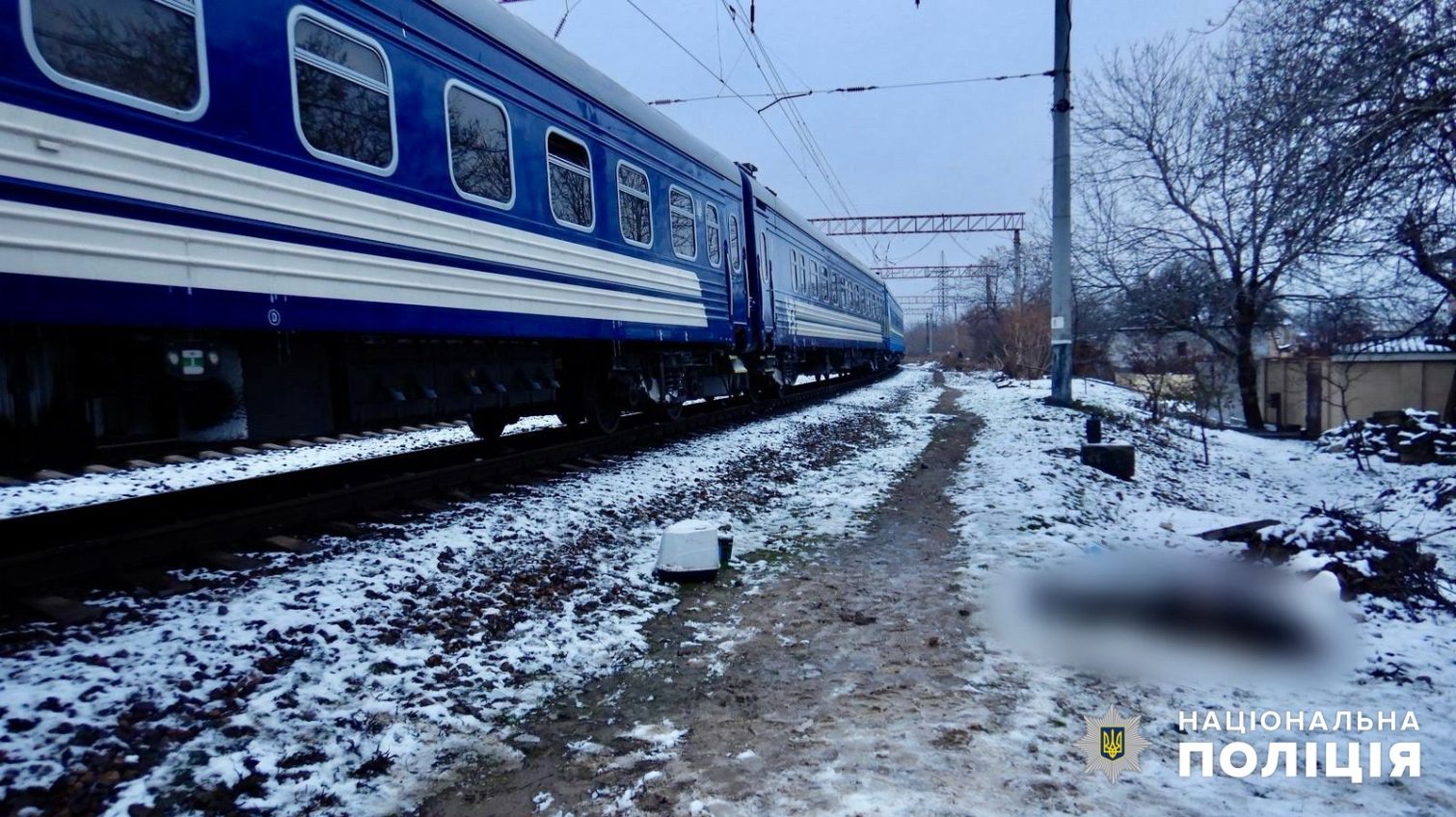 Сидів на колії: в Одесі потяг на смерть задавив чоловіка (фото) «фото»