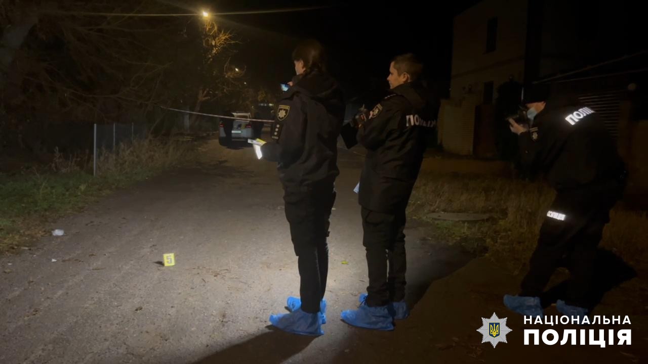 Одесити у себе під дверима знайшли мертвого чоловіка: поліція затримала вбивцю у будинку через дорогу (фото, відео) «фото»