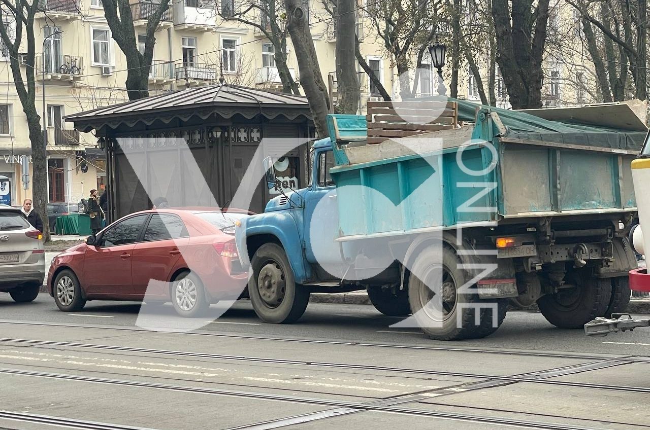 У центрі Одеси сталася аварія: вантажівка наздогнала легковик, рух трамвая заблоковано (фото) «фото»