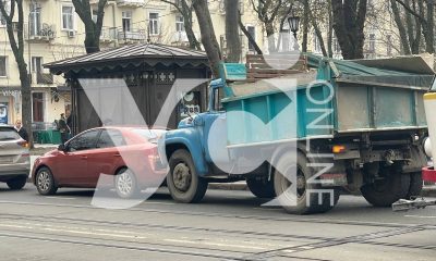 У центрі Одеси сталася аварія: вантажівка наздогнала легковик, рух трамвая заблоковано (фото) «фото»