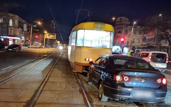 Нетвереза водійка в Одесі зіткнулася з трамваєм та запропонувала хабаря поліції (фото) «фото»