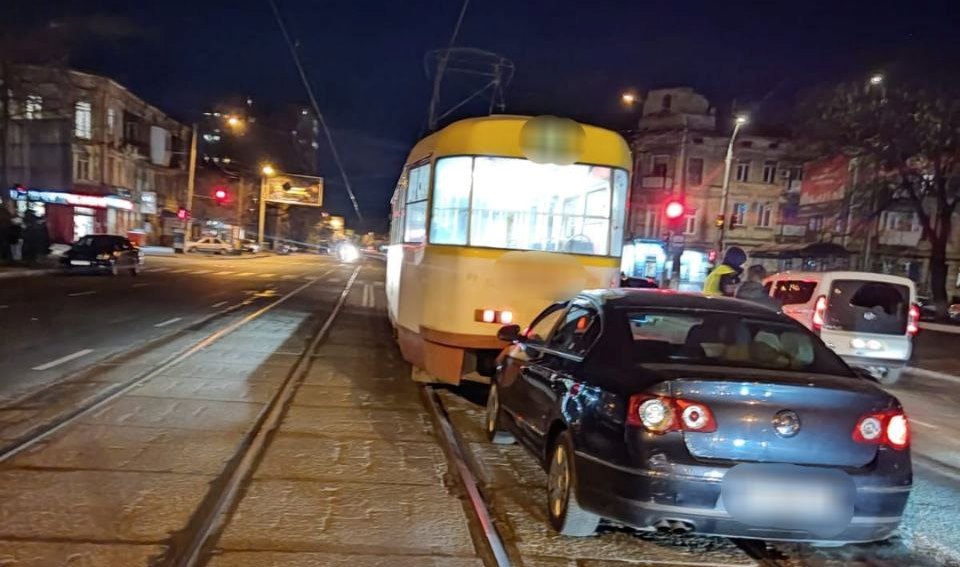 Нетвереза водійка в Одесі зіткнулася з трамваєм та запропонувала хабаря поліції (фото) «фото»