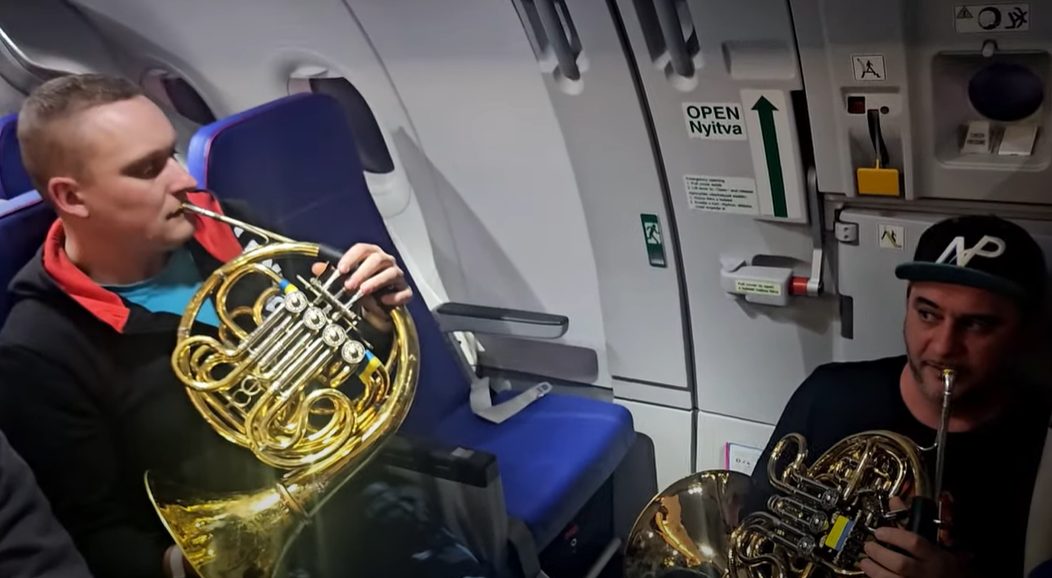 Оркестр Одеської філармонії імпровізацією на борту літака привітав з Новим роком (відео) «фото»