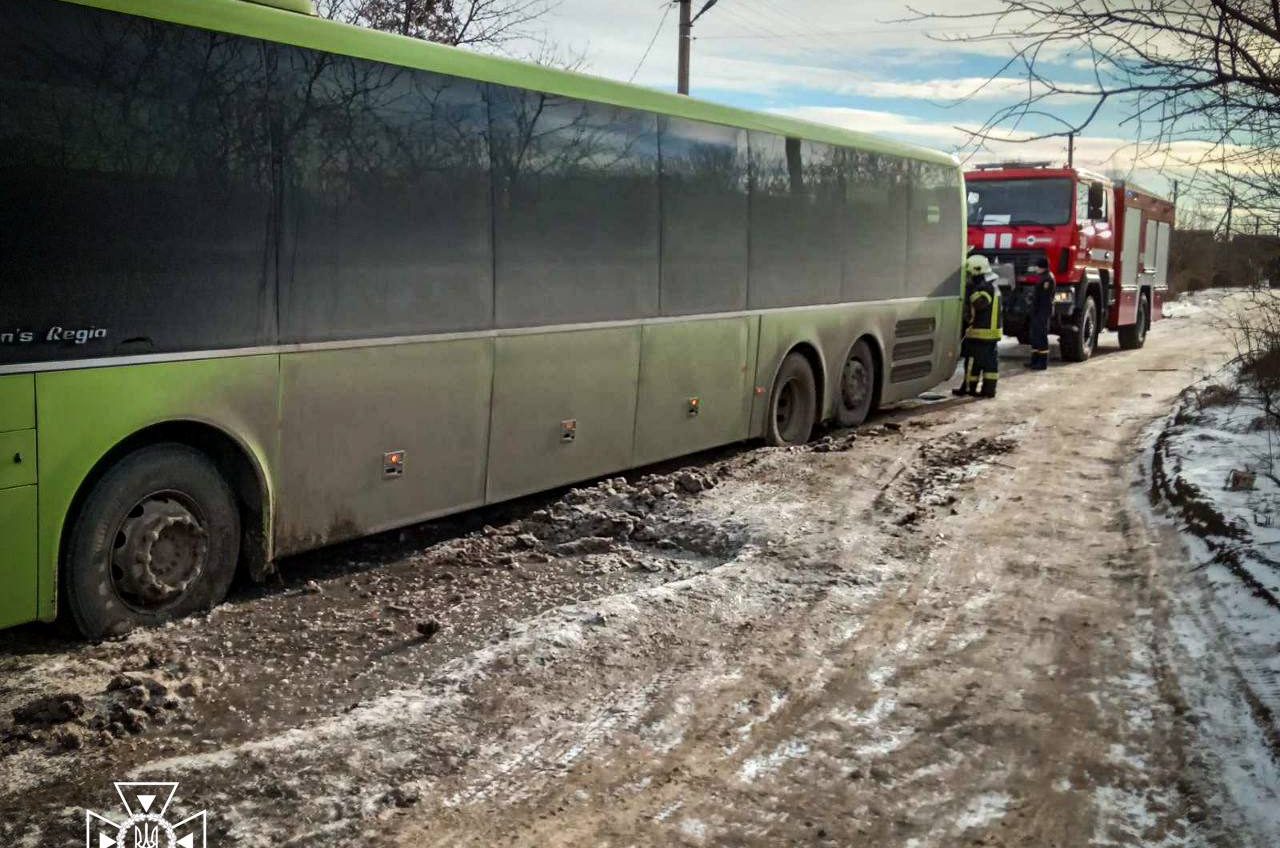 На Одещині рятувальники вилучили зі снігових пасток автобус та декілька автівок (фото) «фото»