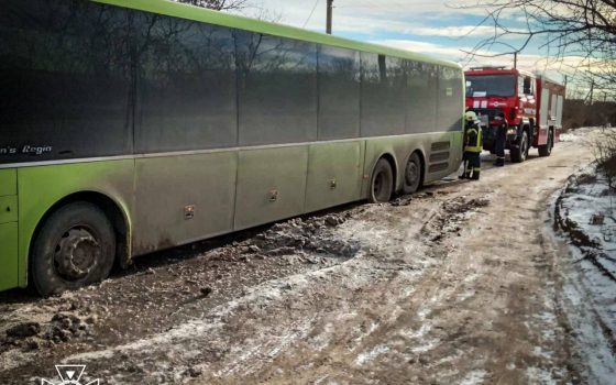 На Одещині рятувальники вилучили зі снігових пасток автобус та декілька автівок (фото) «фото»