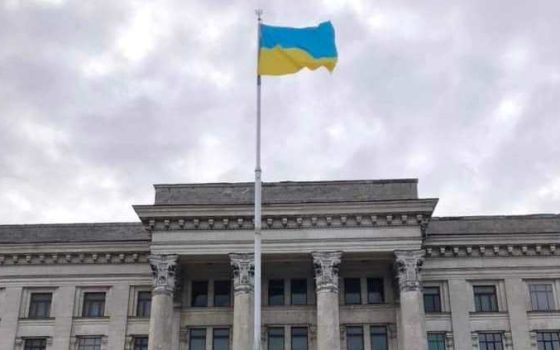 В Одесі на Куликовому полі на флагштоці оновили прапор України (фото) «фото»