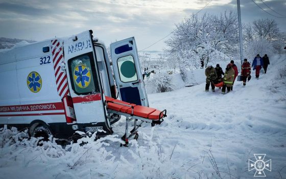 На Одещині медики та бійці ДСНС врятували чоловіка у засніженому селі (фото) «фото»