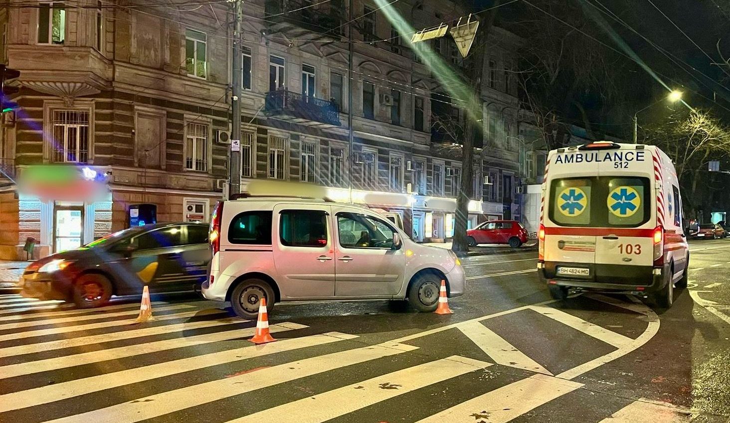 У середмісті Одеси автівка збила жінку коли вона переходила дорогу на зелене світло (фото) «фото»