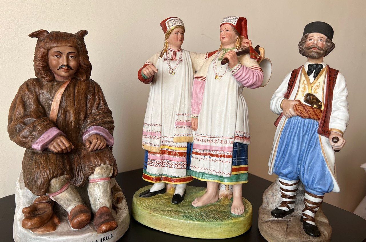 Митники вилучили рідкісні порцелянові скульптурки які відправлялися з Одеси до Казахстану (фото) «фото»