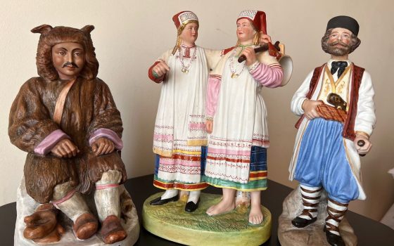Митники вилучили рідкісні порцелянові скульптурки які відправлялися з Одеси до Казахстану (фото) «фото»