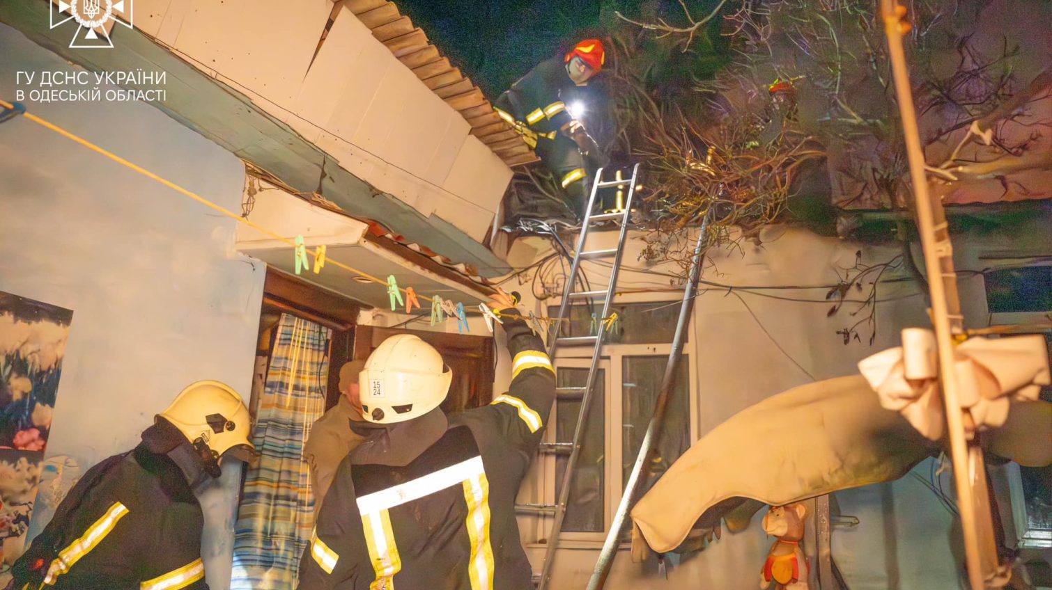 Вночі в Одесі палав приватний будинок: гасили 13 вогнеборців (фото) «фото»
