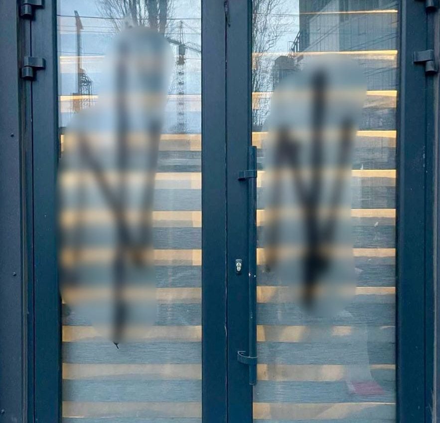 В Одесі спіймали хулігана, який розфарбував вхідні двері до офісу однієї з общин в Одесі «фото»