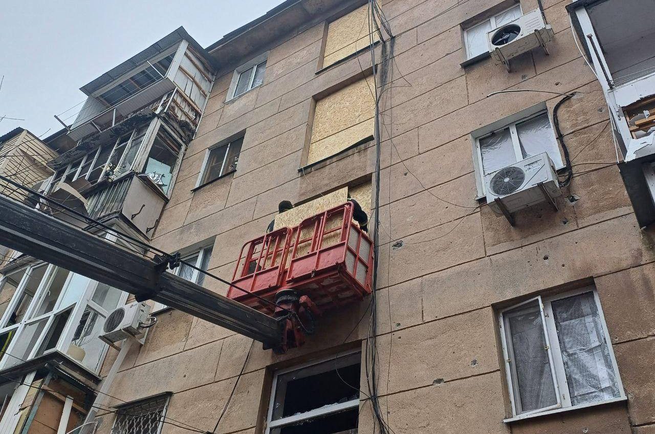 В Одесі закрили плівкою вікна, вибиті під час останньої атаки рашистів. Як отримати компенсацію (фото) «фото»