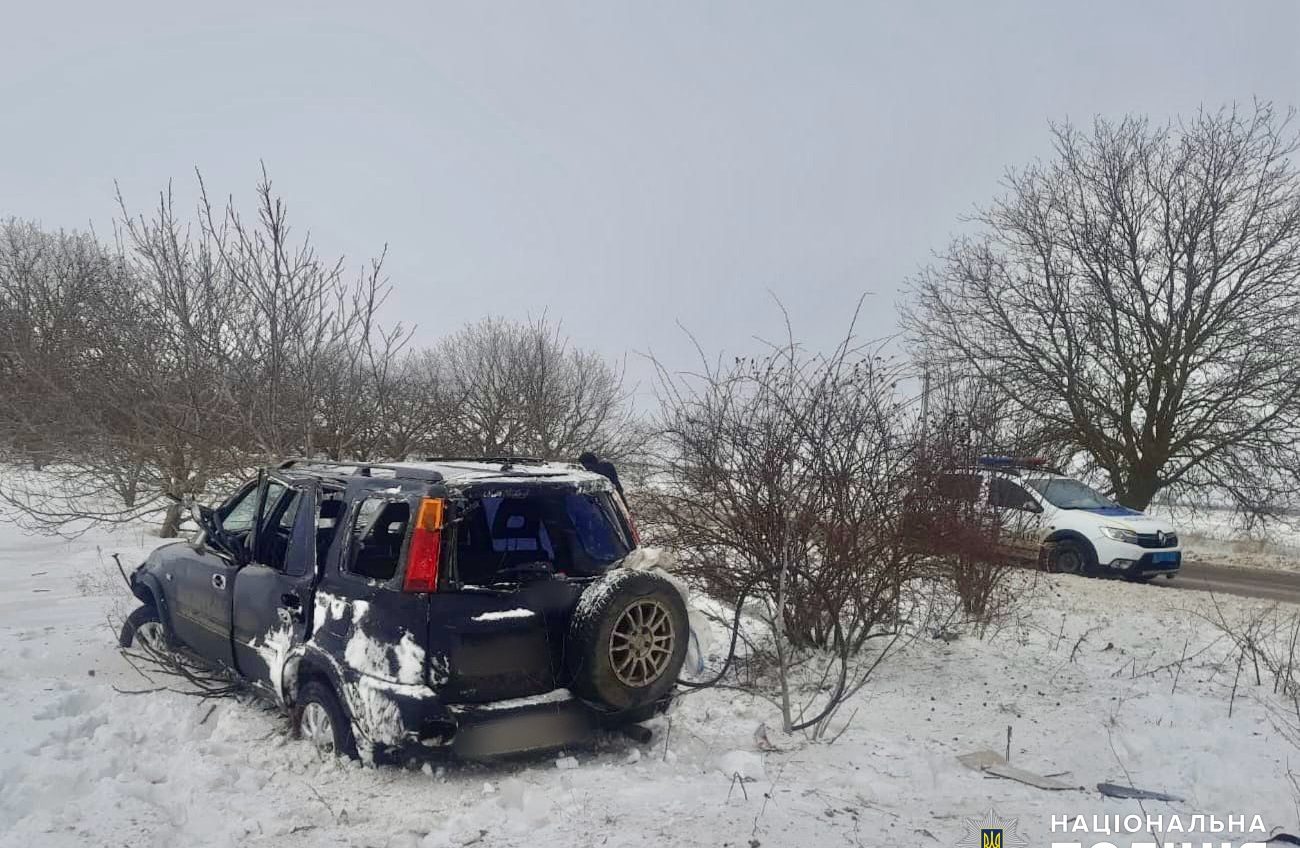 На півдні Одещини кросовер злетів з траси та перекинувся – водій загинув (фото) «фото»