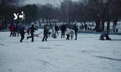Ставки у парку Перемоги перетворилися на великий крижаний каток (фото) «фото»