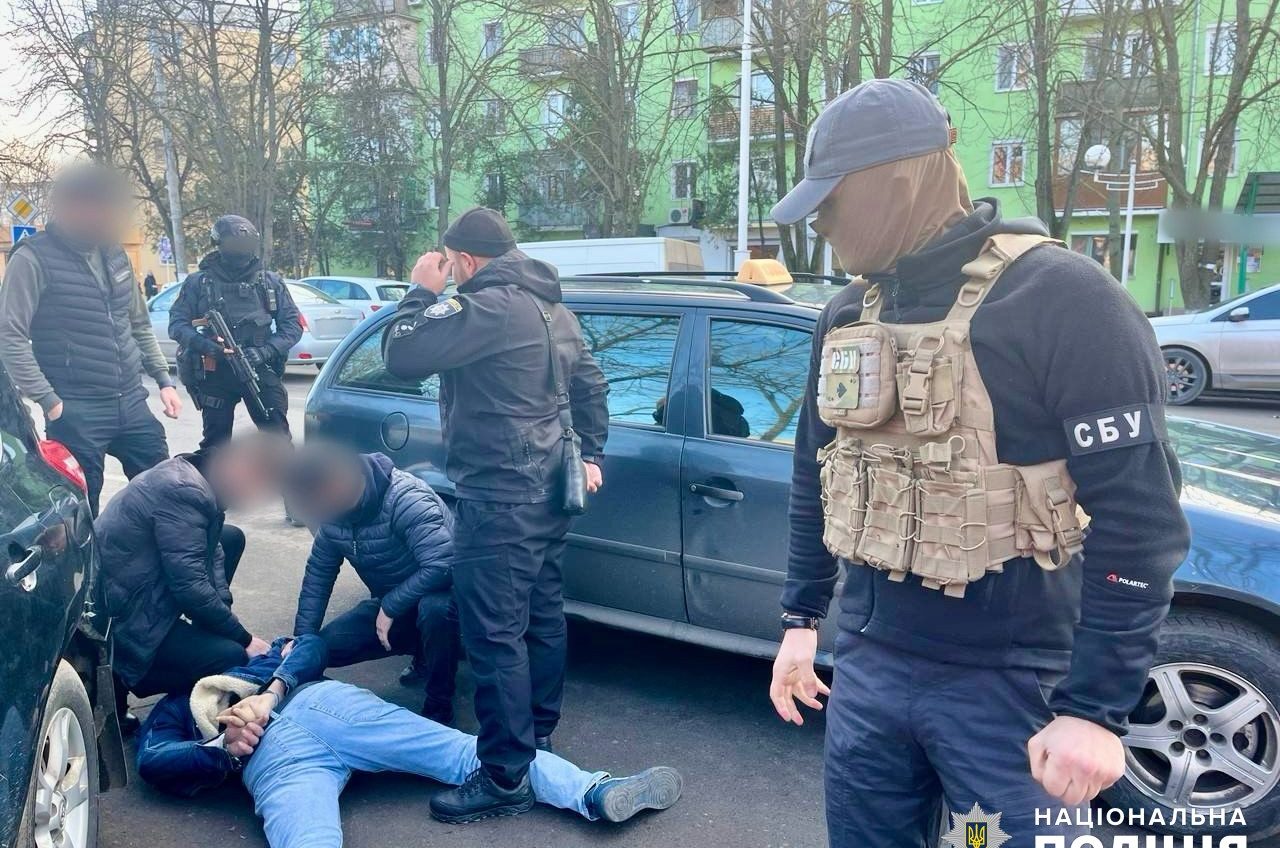 На Одещині затримали чоловіка, який у центрі міста продав автомат Калашникова (фото) «фото»