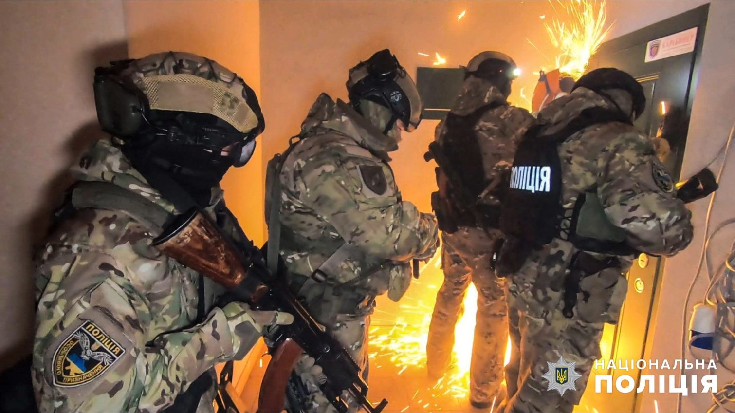 В Одесі батальон особливого призначення навідався у шахрайський call-центр (фото, відео) «фото»