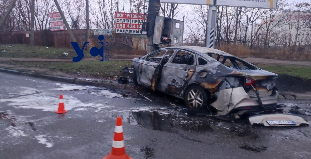 В Одесі на Таїрова вщент згоріла машина (фото) «фото»