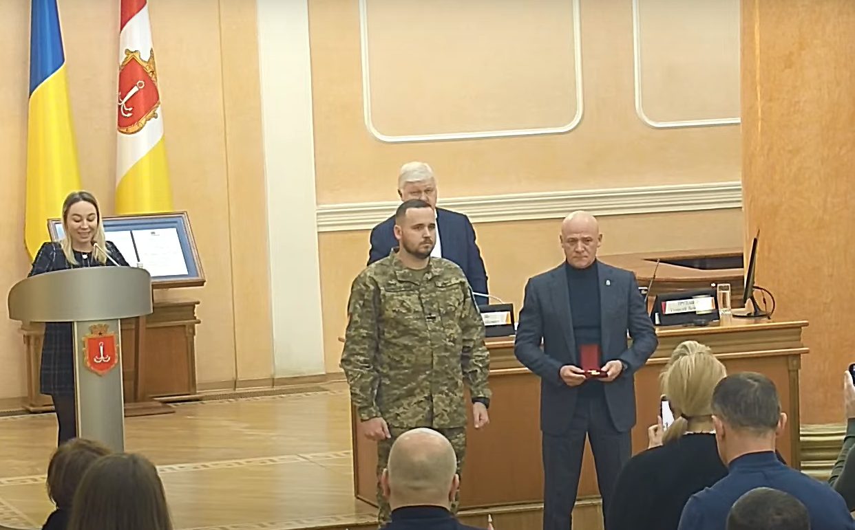 В Одесі нагородили військового, який врятував місто від російського десанту «фото»