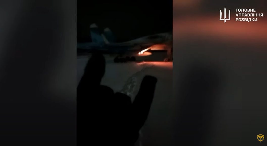 Українські розвідники спалили російський літак за близько 2 000 кілометрів від кордону  (відео) «фото»