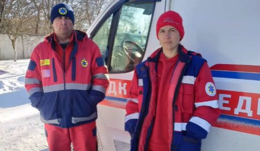 Негода: на Одещині до породіллі у село швидку тягнули трактори «фото»