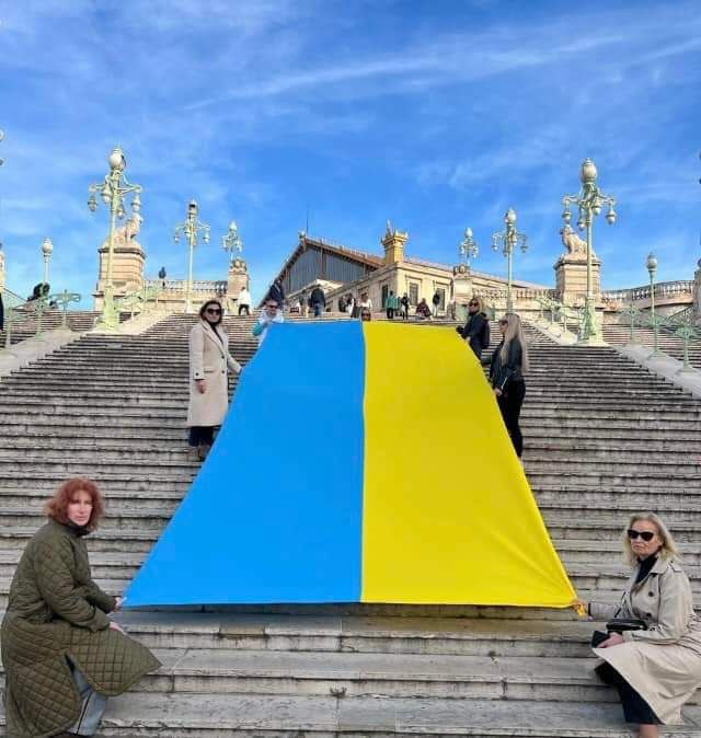 Одесити влаштували акцію на підтримку України у Франції «фото»