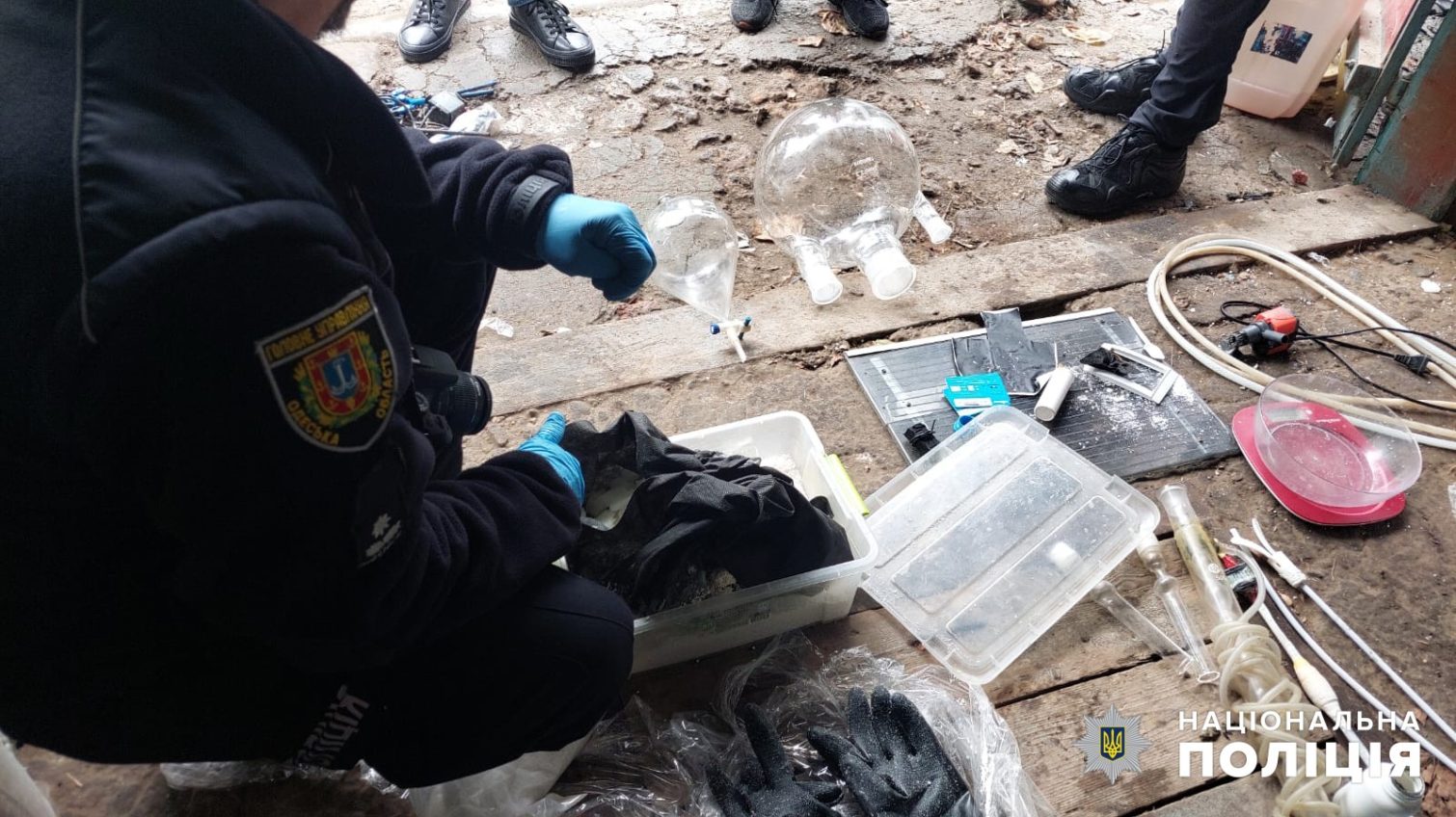 На Одещині поліцейські викрили «хіміка», який у власному гаражі виготовив наркотиків на 2 мільйони гривень (фото, відео) «фото»