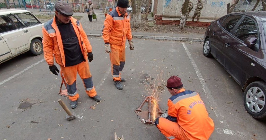 В Одесі комунальники демонтують незаконно встановленні перепони для проїзду транспорту (фото) «фото»