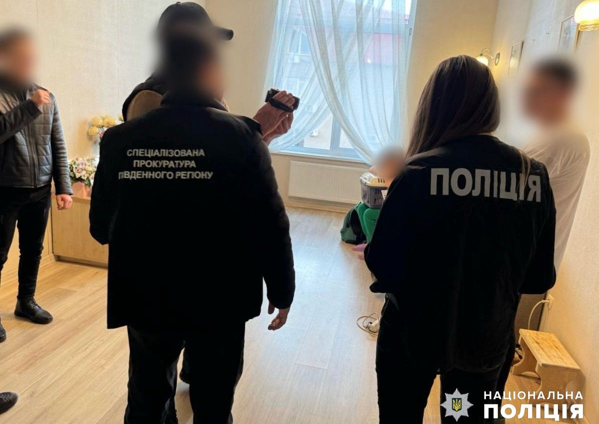 8 тисяч доларів за непридатність до служби та втечу за кордон: в Одесі затримали організатора схеми уникнення мобілізації (фото) «фото»