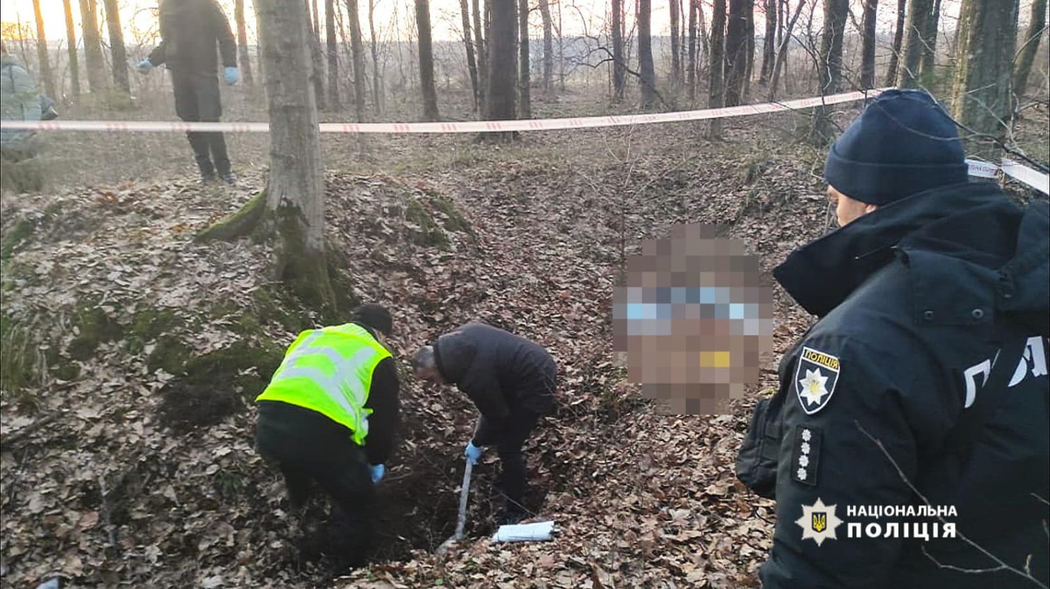 Задушив і закопав у лісі: поліція затримала одесита, який вбив свою сестру на Прикарпатті (фото) «фото»