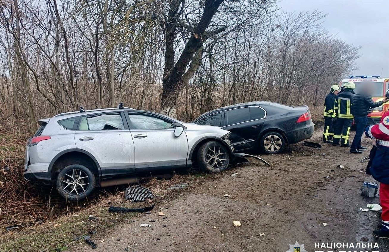 Під Одесою сталася смертельна ДТП: водійка легковика зіткнулася із фурою та ще одним авто (фото) «фото»