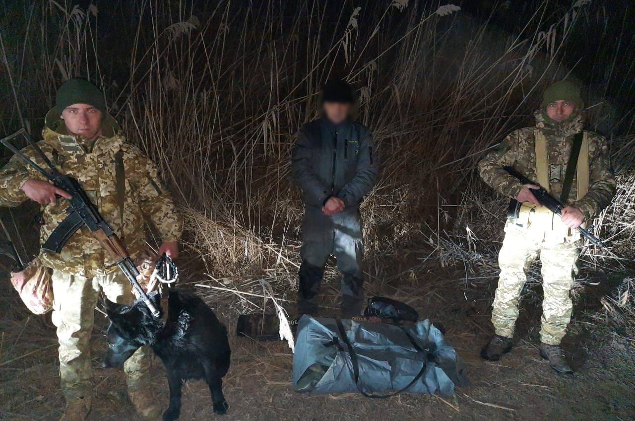 На Одещині чоловік намагався втекти за кордон на човні, але його виявила прикордонна вівчарка (фото) «фото»