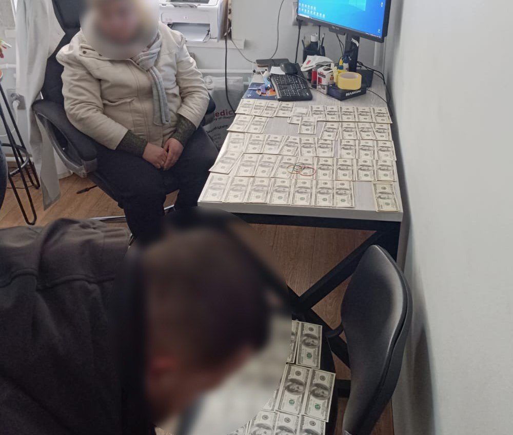 В Одесі завідуюча відділення медзакладу продала документ про інвалідність за 8 000 доларів: її взяли «на гарячому» (фото) «фото»