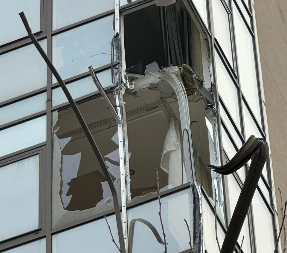 Вибиті вікна в багатоповерхівці: атака ракети на Одесу сьогодні спричинила руйнування (фото) «фото»
