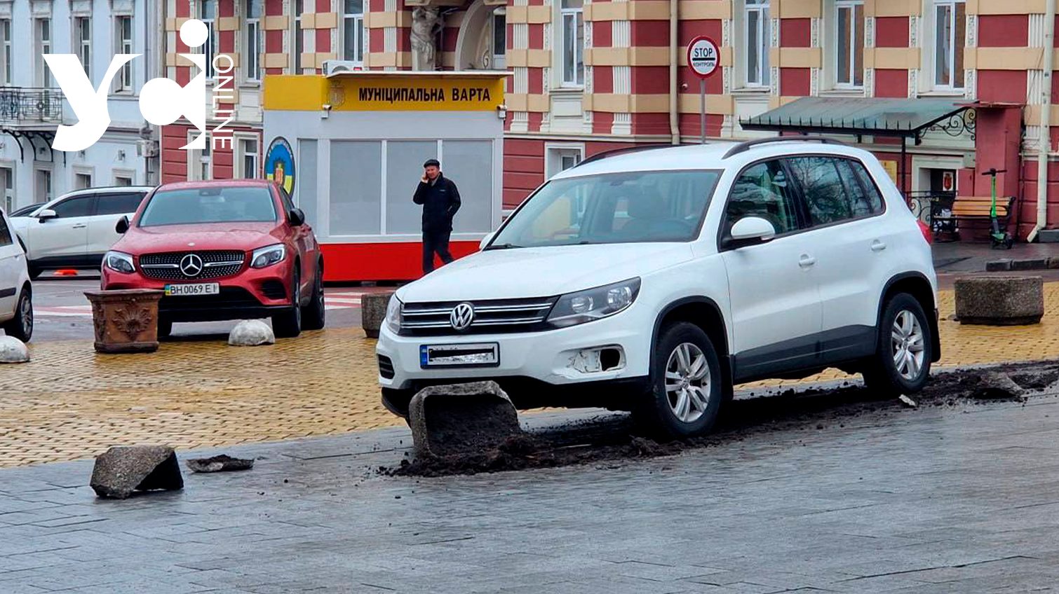 Автівка знесла бетонну тумбу біля мерії Одеси (фото) «фото»