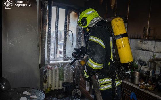 В Одесі на Добровольського спалахнула квартира у багатоповерхівці: є постраждалі, власниця загинула (фото) «фото»
