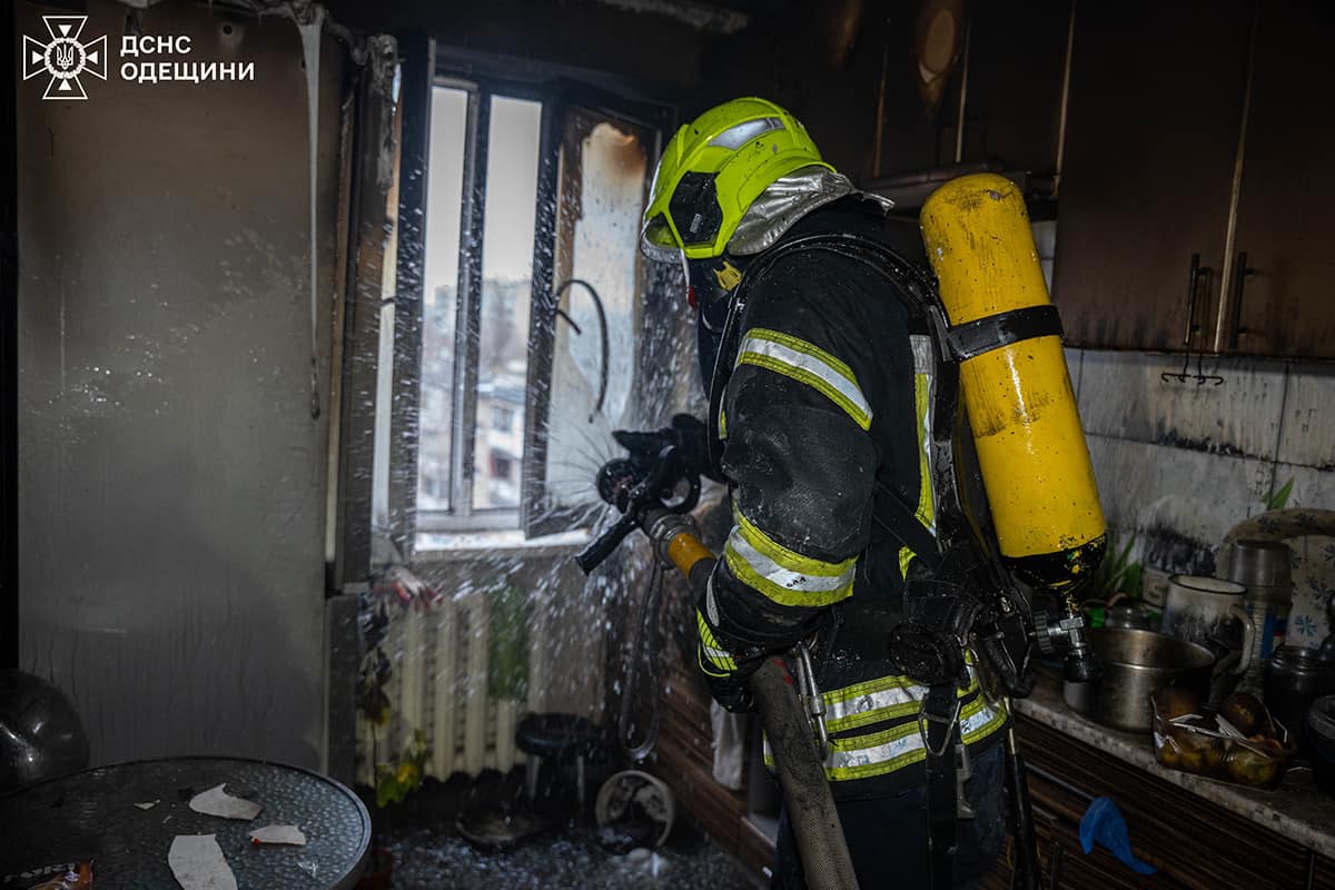 В Одесі на Добровольського спалахнула квартира у багатоповерхівці: є постраждалі, власниця загинула (фото) «фото»