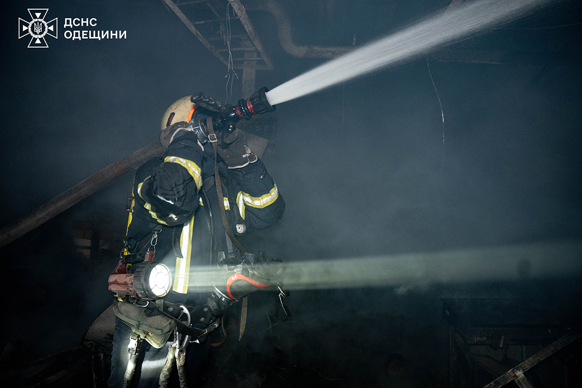 Вночі спалахнула будівля на території дитячого будинку-інтернату на Одещині: її гасили майже 60 пожежників (фото) «фото»