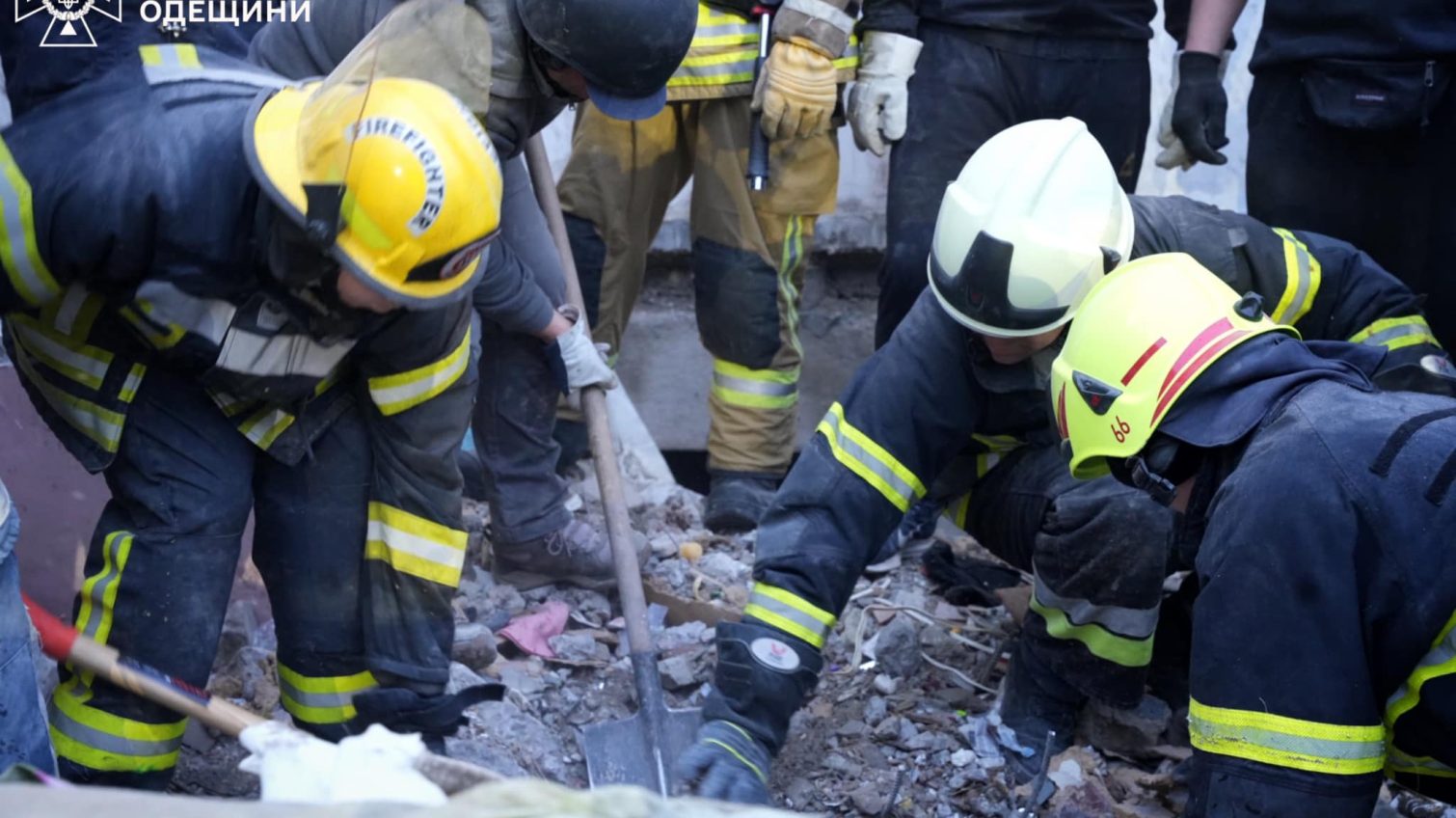 Рятувальники дістали з-під завалів тіла жінки та 4-місячної дитини (фото) «фото»