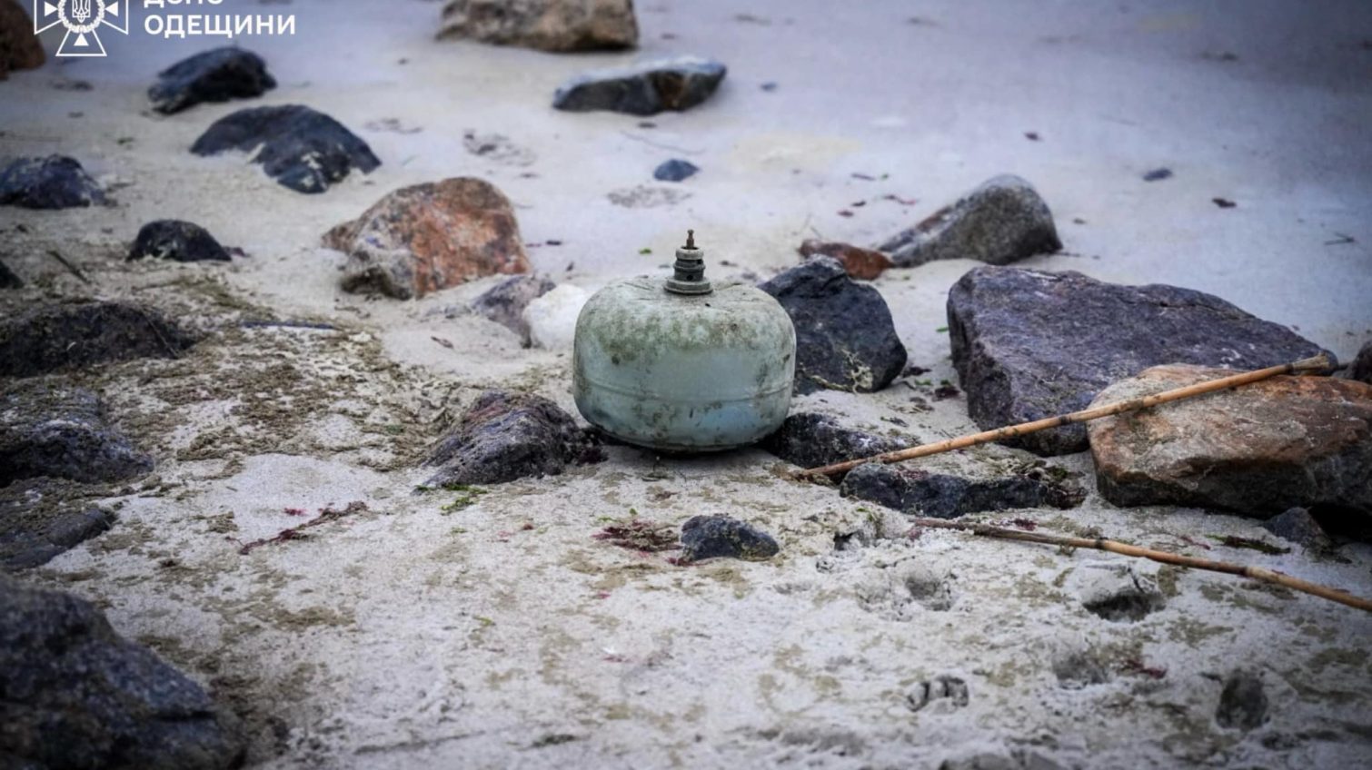 Вибухотехніки ДСНС знищили морську міну на пляжі в Одесі (фото) «фото»