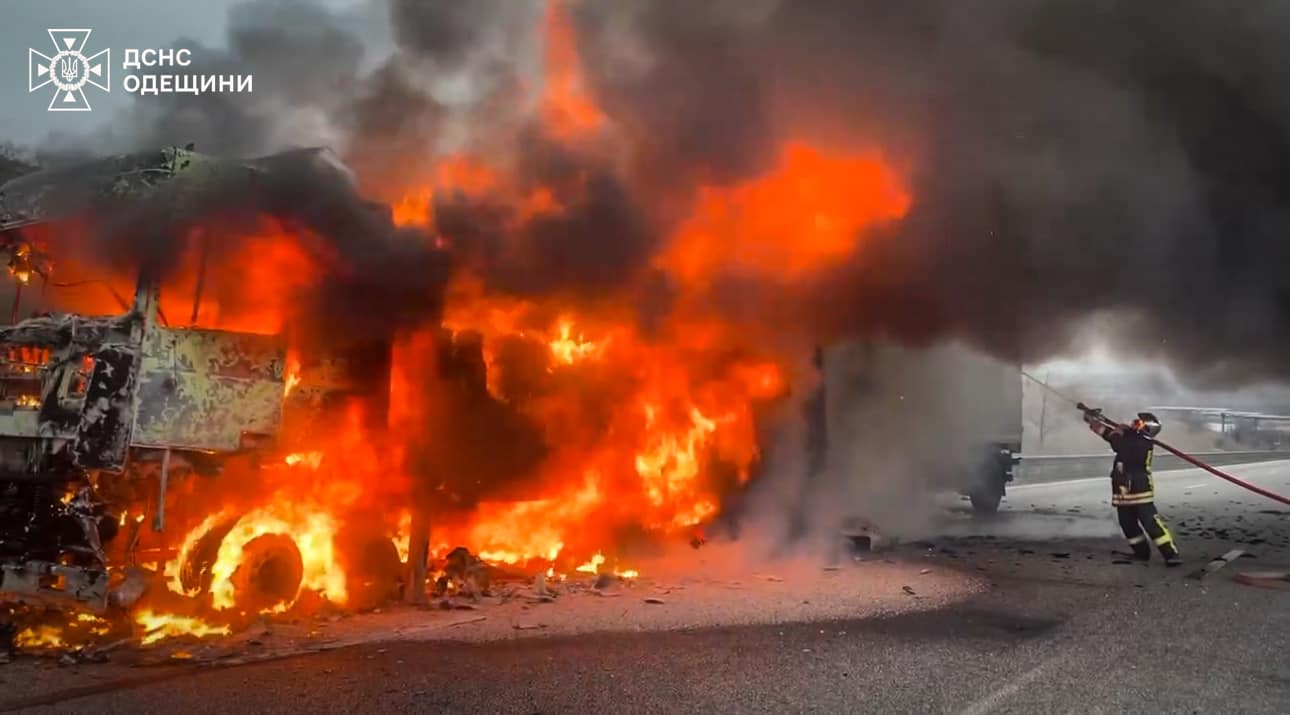 На трасі Київ – Одеса повністю згоріла вантажівка з причепом (фото) «фото»