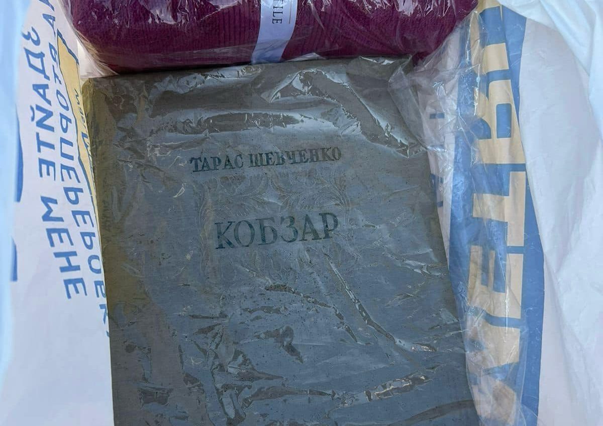 Через Одеську митницю намагалися вивезти за кордон срібляні коштовності та рідкісне видання «Кобзаря»: деталі (фото) «фото»