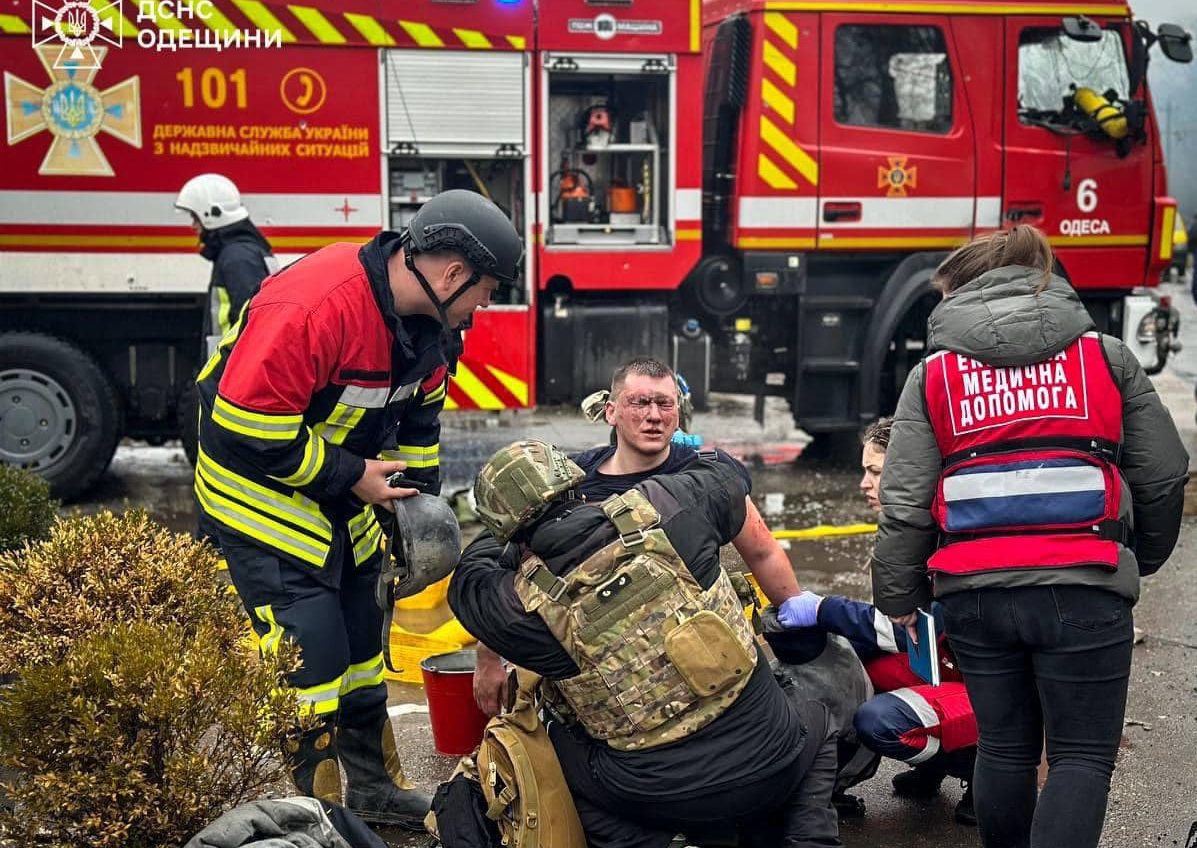 Травмовано 20 людей, з яких 5 – з ДСНС: рятувальники показали кадри з місця ракетного удару в Одесі (фото) «фото»