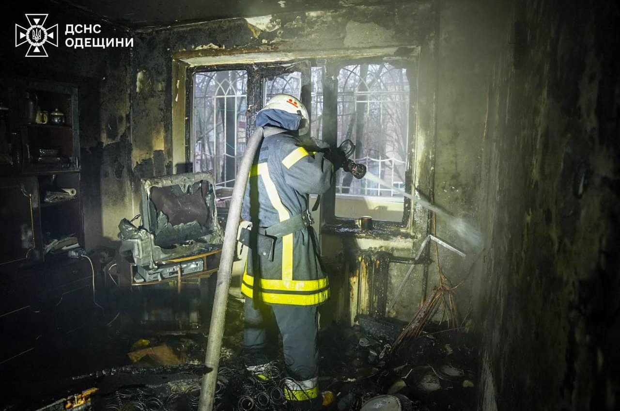 В Хаджибейському районі Одеси чоловіка і жінку врятували з полум’я (фото) «фото»