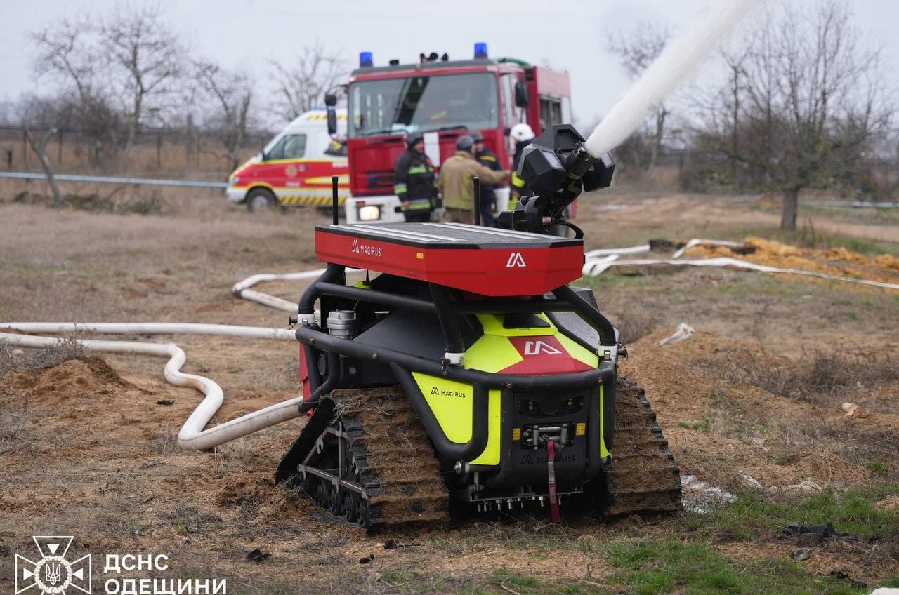 Пожежу на місці російського удару на Одещині вперше допомагав гасити робот (фото) «фото»