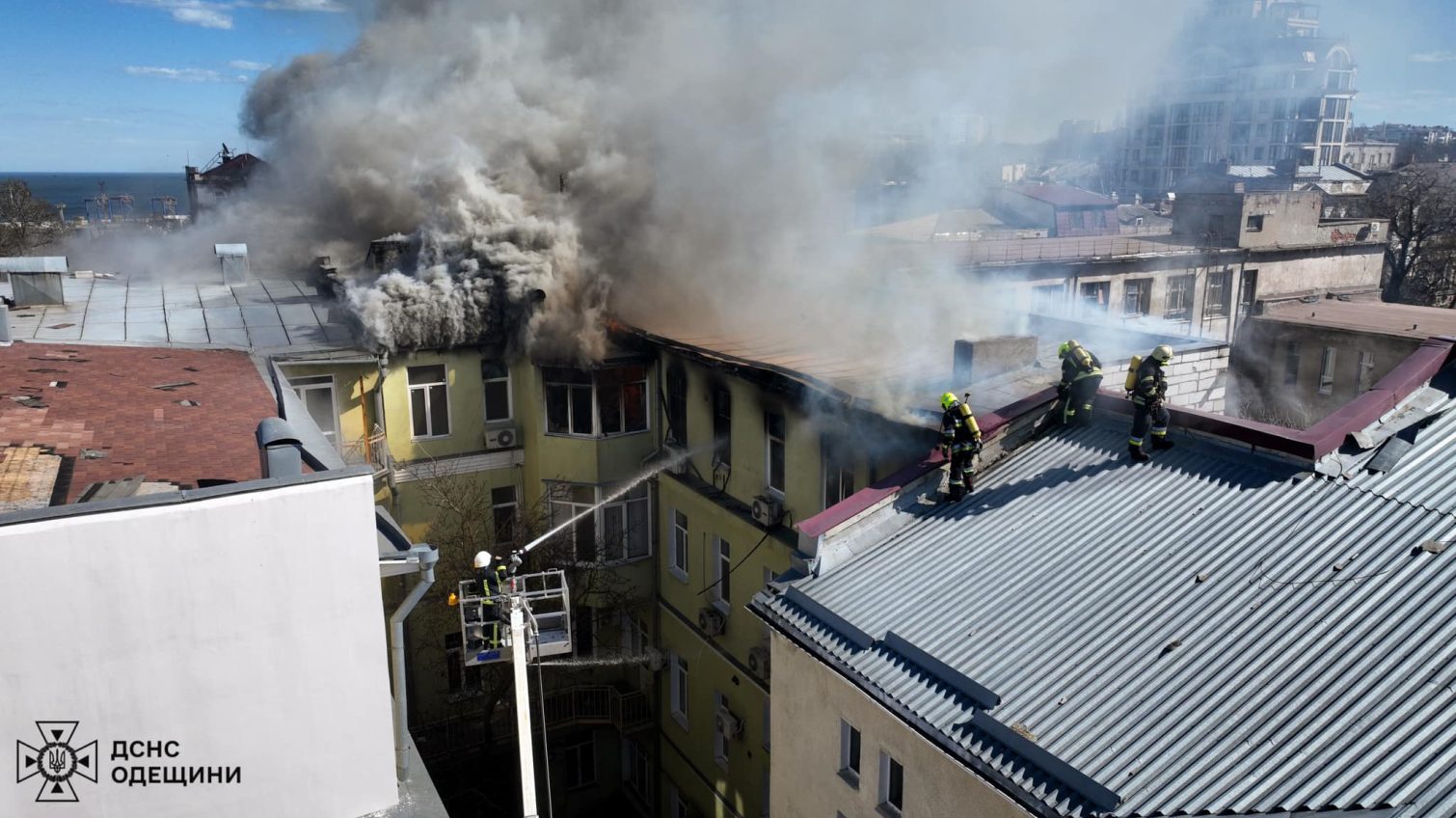 У пожежі площею понад 1500 кв. метрів у центрі Одеси загинув рятувальник: подробиці (фото) «фото»