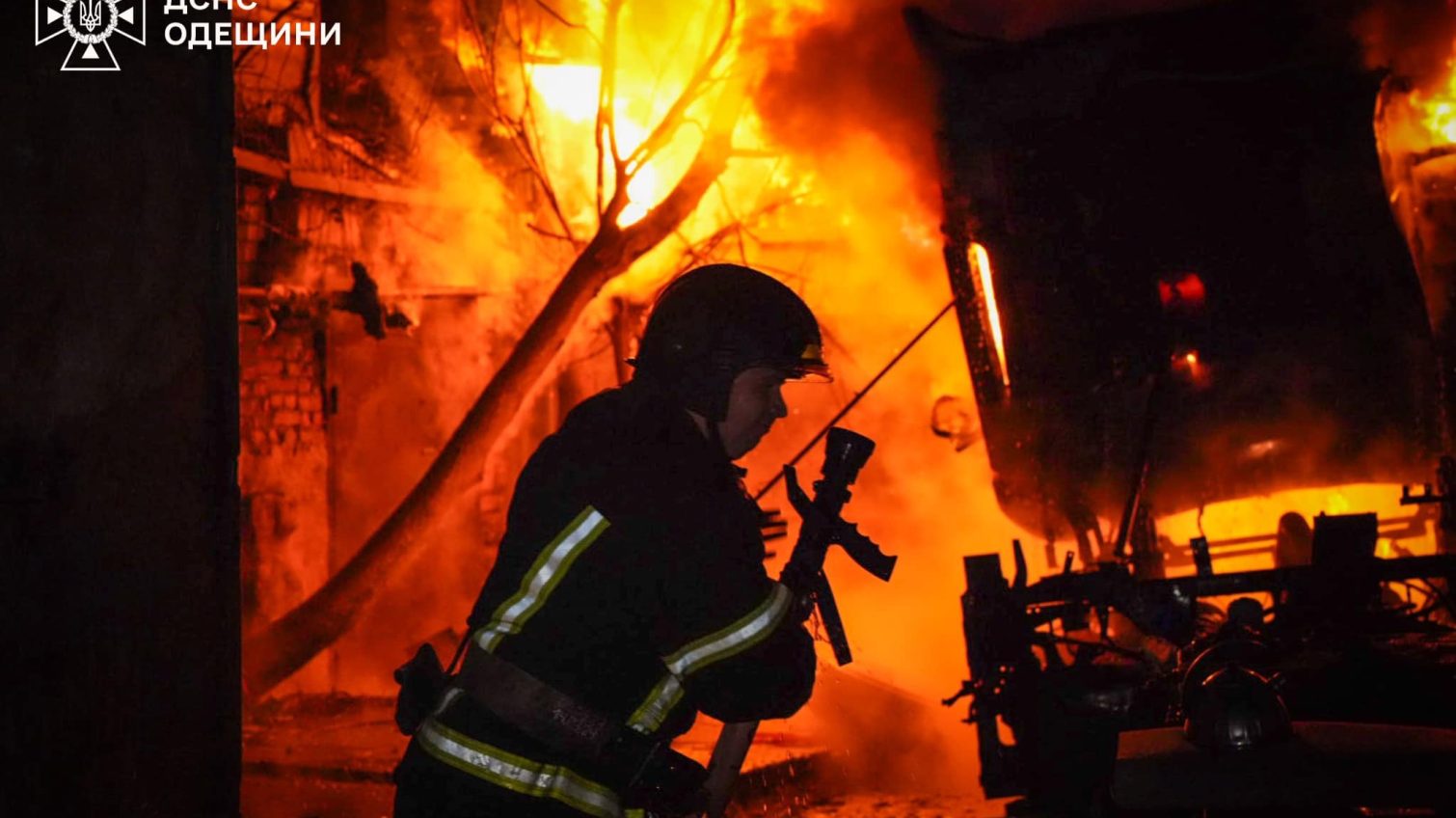 В Одесі в масштабній пожежі згоріли авто на СТО (фото) «фото»