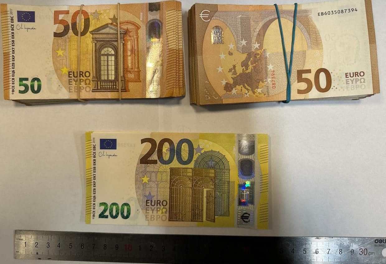 На Одещині громадяни Молдови намагалися таємно вивезти за кордон валюту (фото) «фото»