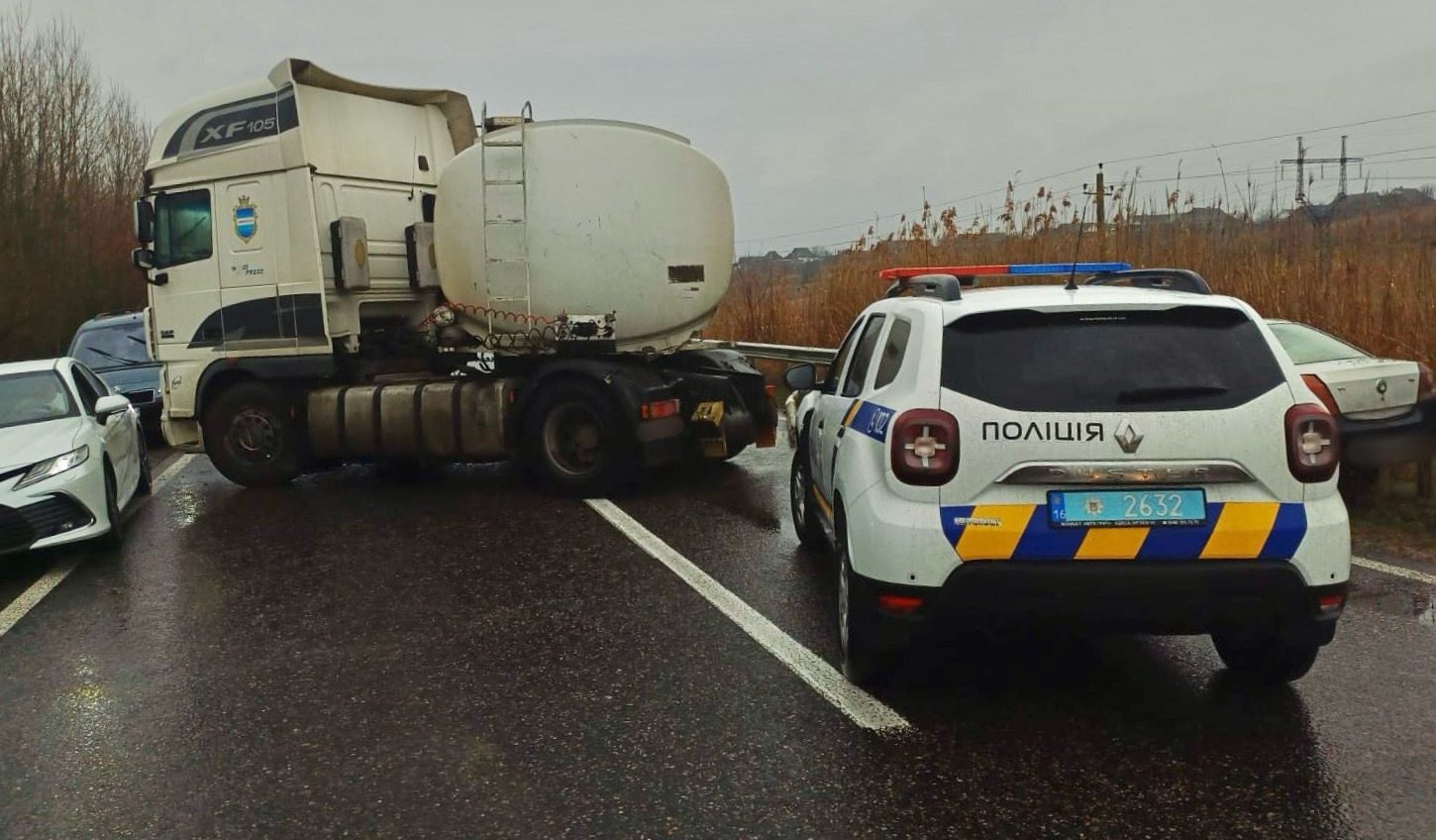 На Одещині водій вантажівки зіткнувся з двома легковиками на транзитній ділянці дороги «фото»